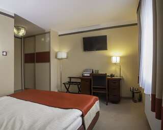 Отель M Hotel Sosnowiec Сосновец Номер Делюкс с кроватью размера «king-size»-3